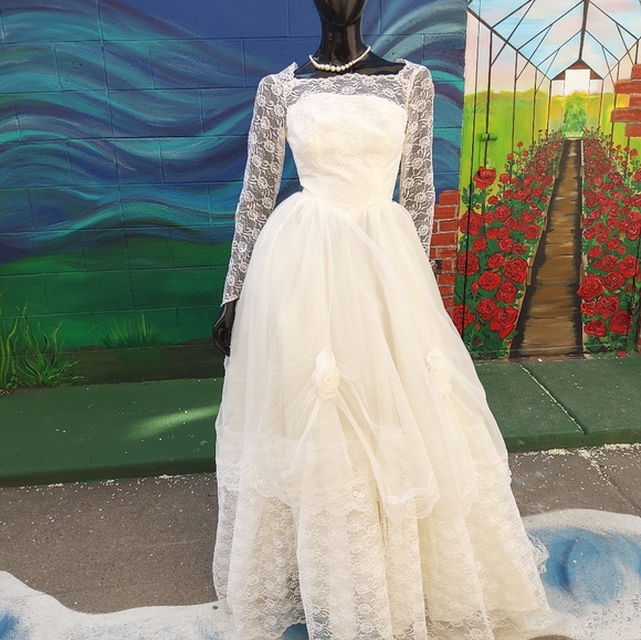 Dresses & Skirts - Vintage Wedding Gown Dress Fit and Flare Chantilly Lace Tulle Mid Century